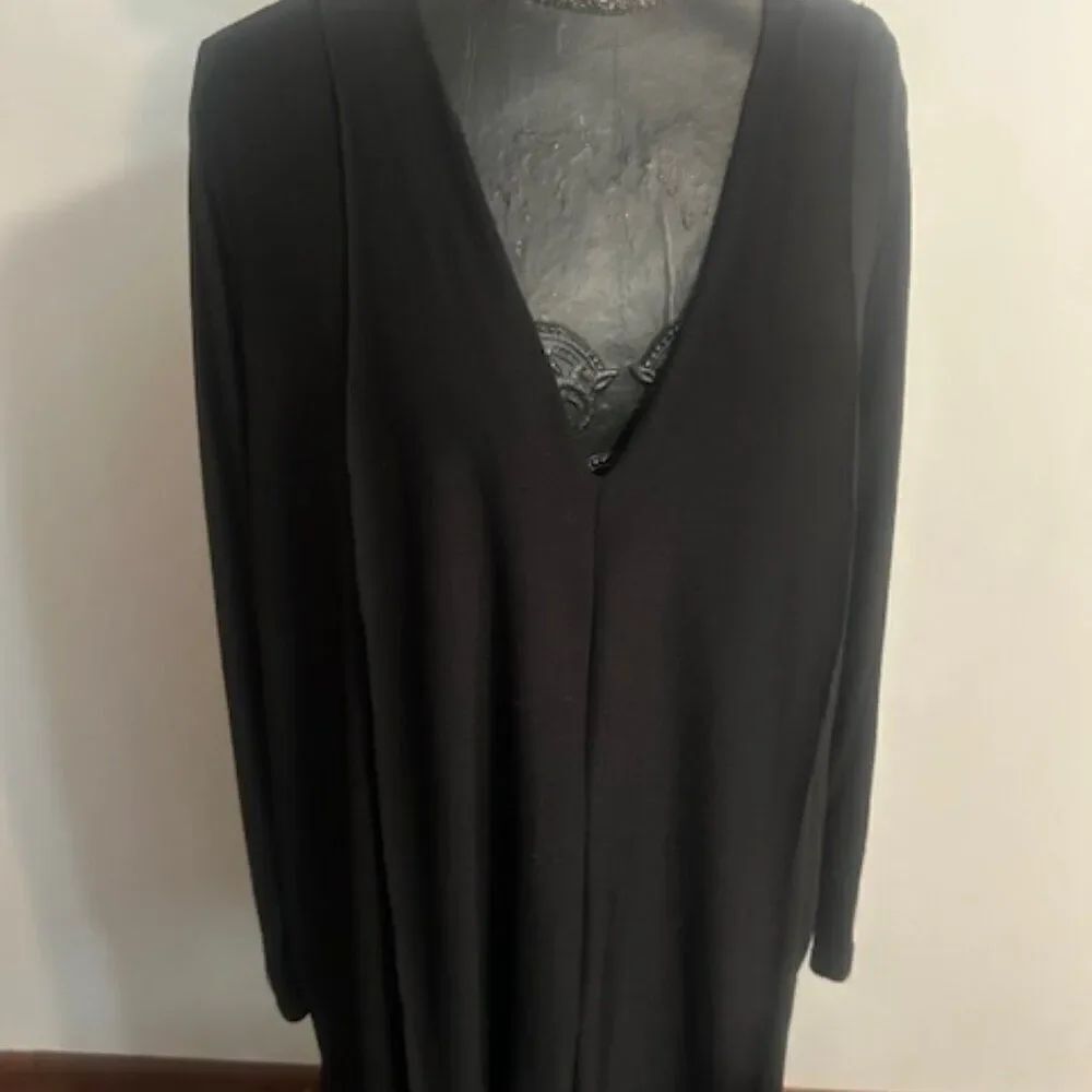 A Beautiful Soul Black pleated flowyโV-neck tunic, size 22/24